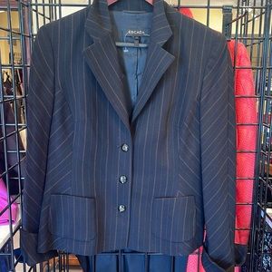 Escada vintage pinstripe jacket size8.     Shoulder 16.5 bust 39 waist 34 hip 41